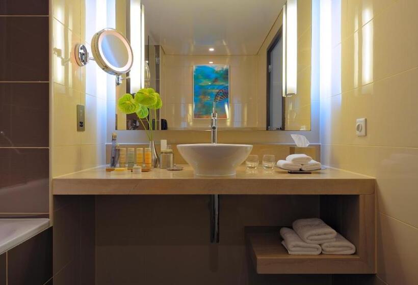 اتاق سوپریور با چشم‌انداز دریا و بالکن, Radisson Blu Hotel, Abu Dhabi Yas Island
