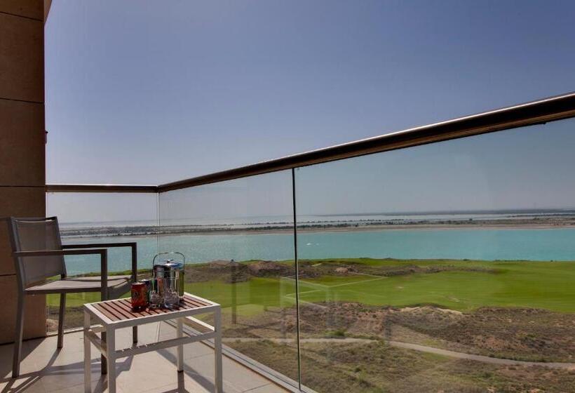 اتاق سوپریور با چشم‌انداز دریا و بالکن, Radisson Blu Hotel, Abu Dhabi Yas Island