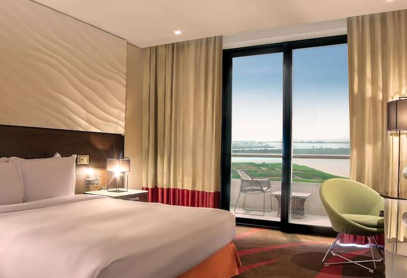 Quarto Estandar Vista Golfe, Radisson Blu  Abu Dhabi Yas Island