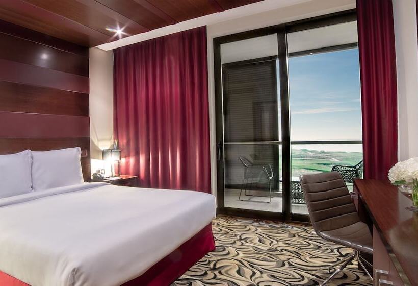 اتاق سوپریور با چشم‌انداز زمین گلف, Radisson Blu Hotel, Abu Dhabi Yas Island