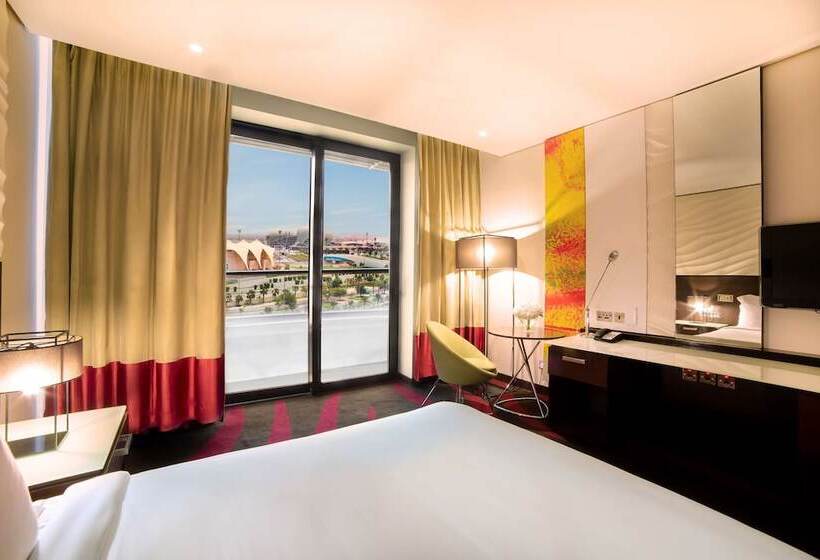 اتاق سوپریور با چشم‌انداز زمین گلف, Radisson Blu Hotel, Abu Dhabi Yas Island