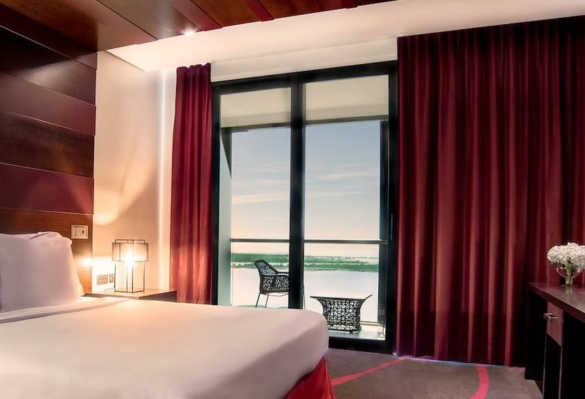 اتاق سوپریور با چشم‌انداز زمین گلف, Radisson Blu Hotel, Abu Dhabi Yas Island