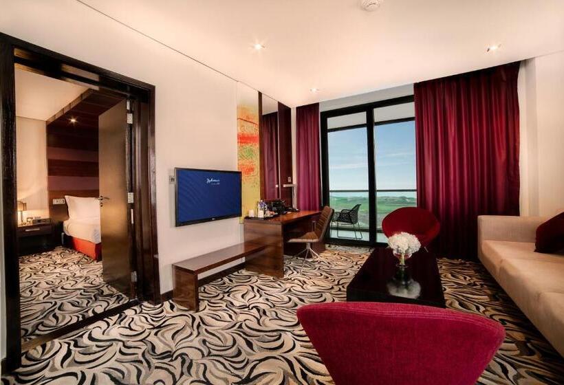 سوئیت دولوکس با چشم‌انداز, Radisson Blu Hotel, Abu Dhabi Yas Island