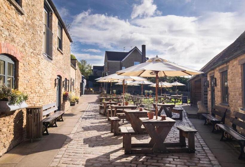 سوییت با چشم‌انداز باغ, The Royal Oak Tetbury