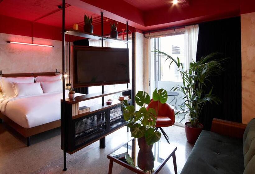 سوئیت با تخت بزرگ, Dave Red Athens, A Member Of Brown Hotels