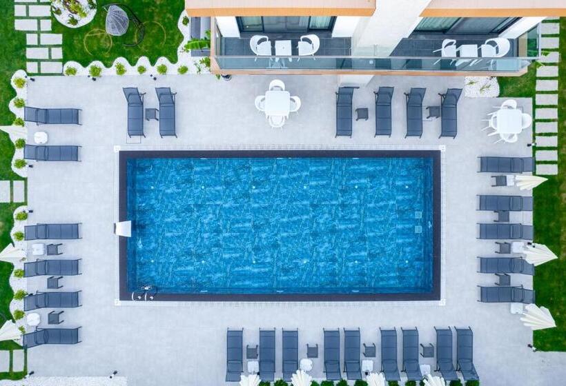 سوییت با چشم‌انداز استخر, Milenyum Residence