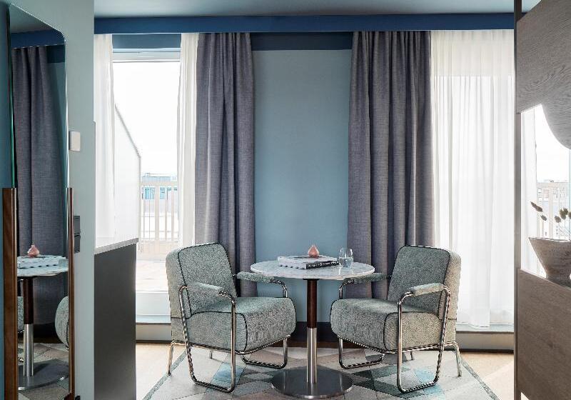 Suite with Terrace, Schwan Locke