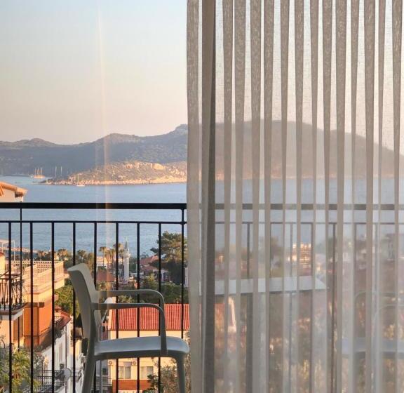 سوییت با چشم‌انداز دریا, Sole Vista Homes