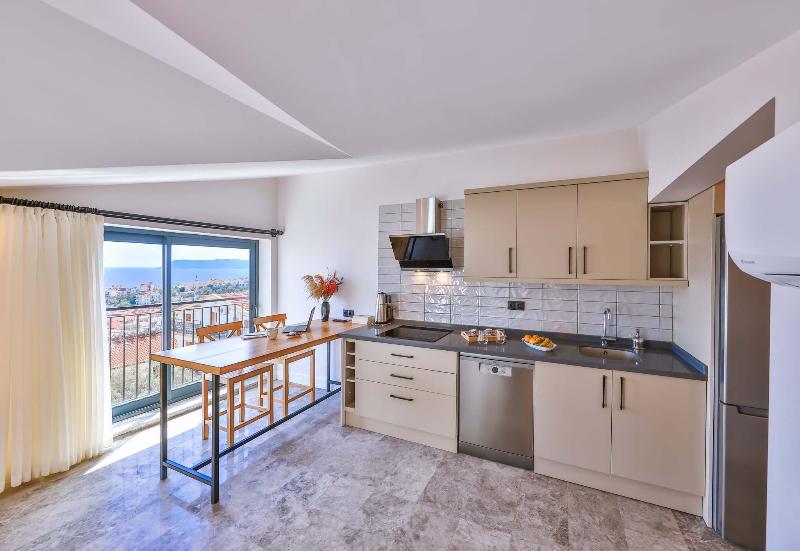 سوییت با چشم‌انداز دریا, Sole Vista Homes