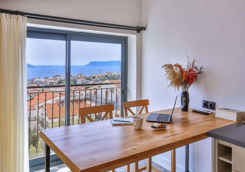سوییت با چشم‌انداز دریا, Sole Vista Homes