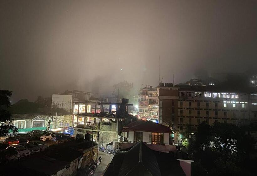 اتاق لوکس با بالکن, Tip Top