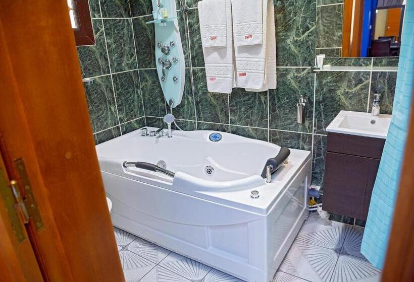 سوییت جونیور لوکس, Noubou International Hotel Bonapriso