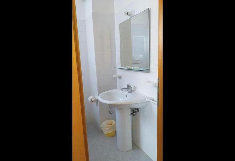 اتاق استاندارد یک نفره, Room In Bb   Quadruple Room In Pineto   Relaxing Holiday