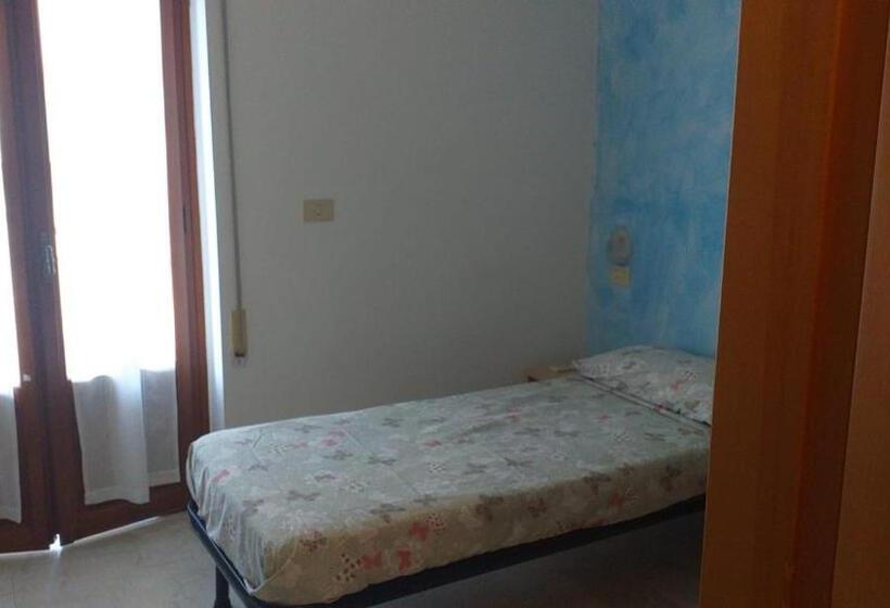اتاق استاندارد یک نفره, Room In Bb   Quadruple Room In Pineto   Relaxing Holiday