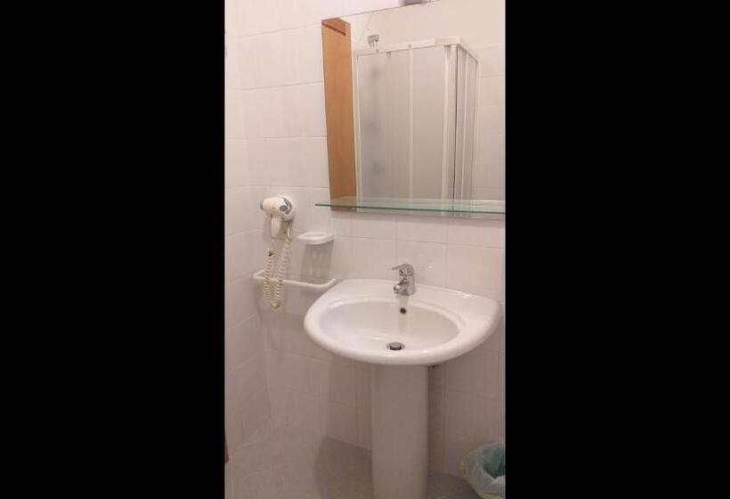 اتاق استاندارد یک نفره, Room In Bb   Quadruple Room In Pineto   Relaxing Holiday