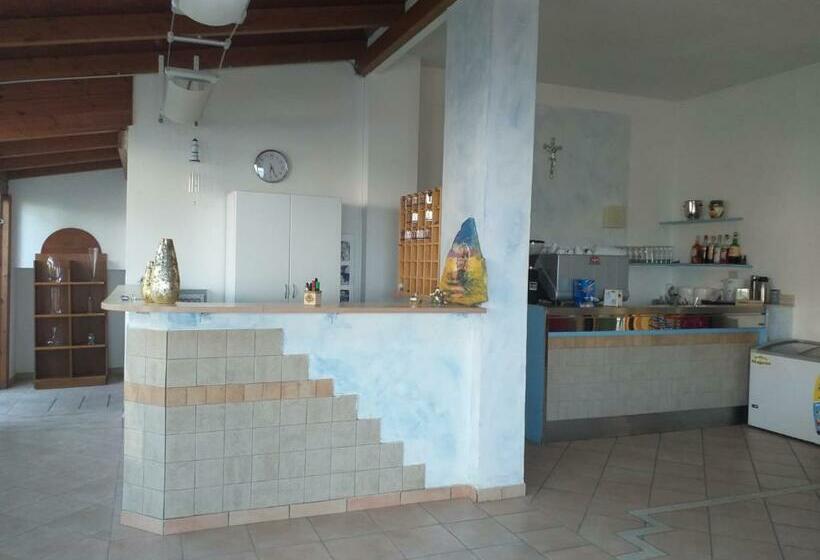 اتاق استاندارد یک نفره, Room In Bb   Spacious Triple Room A Stones Throw From The Sea