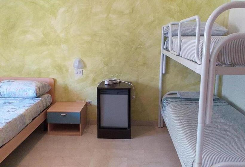 اتاق استاندارد یک نفره, Room In Bb   Spacious Triple Room A Stones Throw From The Sea