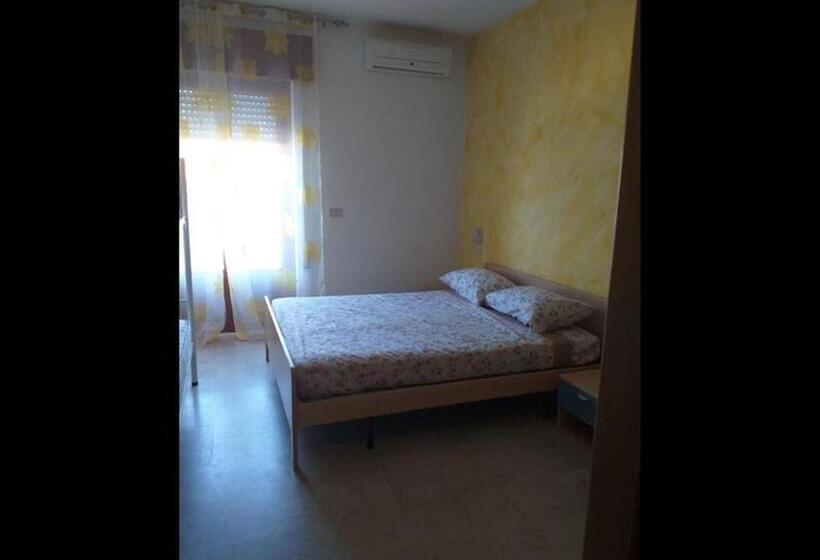 اتاق استاندارد یک نفره, Room In Bb   Spacious Triple Room A Stones Throw From The Sea