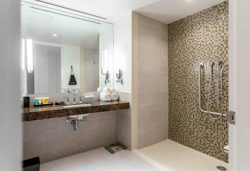 اتاق استاندارد با تخت بزرگ برای معلولان, Sutton Place Hotel Toronto