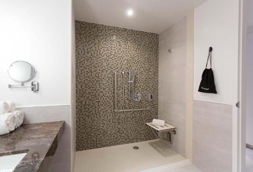 اتاق استاندارد با تخت بزرگ برای معلولان, Sutton Place Hotel Toronto