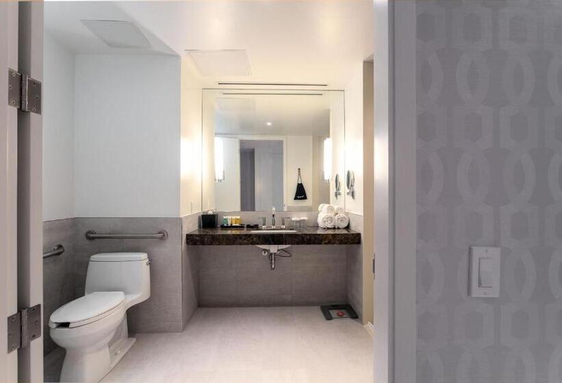 اتاق استاندارد با تخت بزرگ برای معلولان, Sutton Place Hotel Toronto