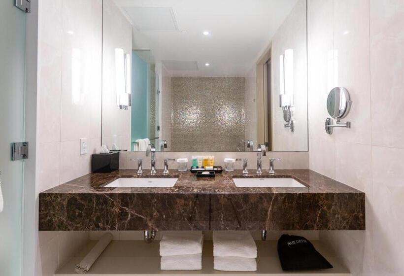 سوئیت رویال, Sutton Place Hotel Toronto