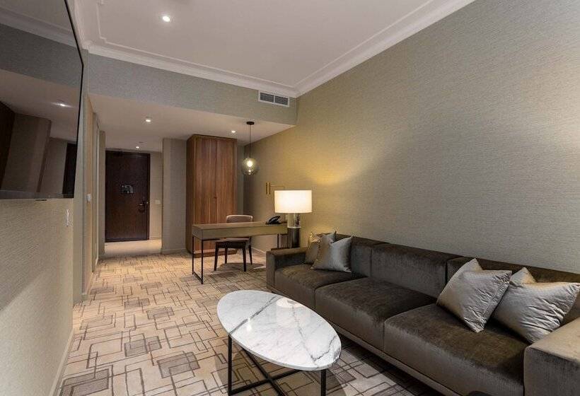 سوئیت رویال, Sutton Place Hotel Toronto