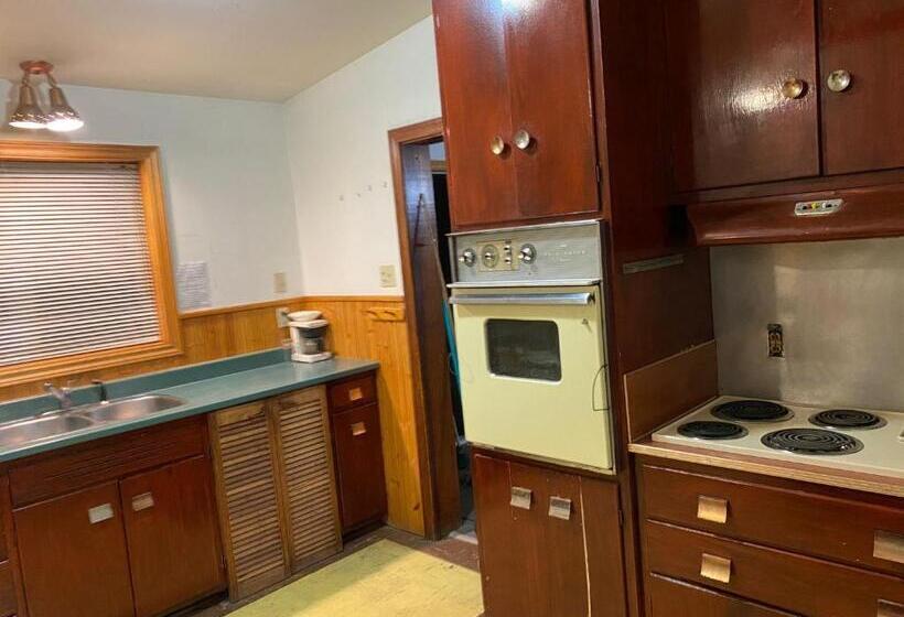 اتاق استاندارد, Hillcrest Motel