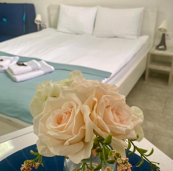 استودیوی استاندارد, Omis Rooms
