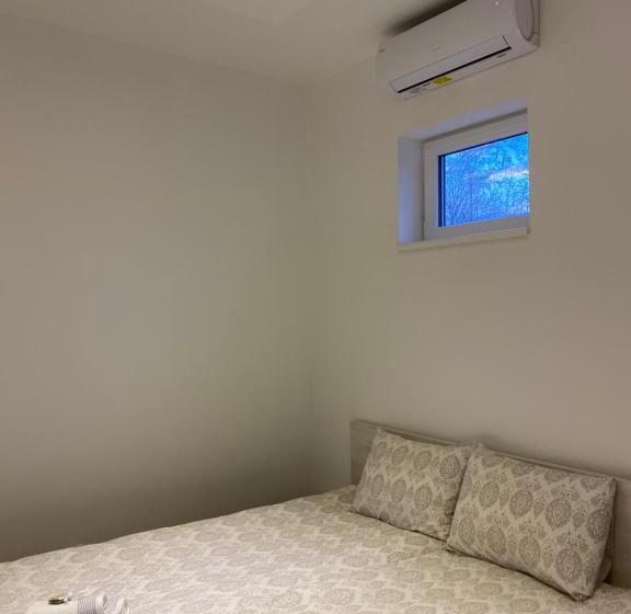 اتاق استاندارد با سرویس بهداشتی مشترک, Omis Rooms