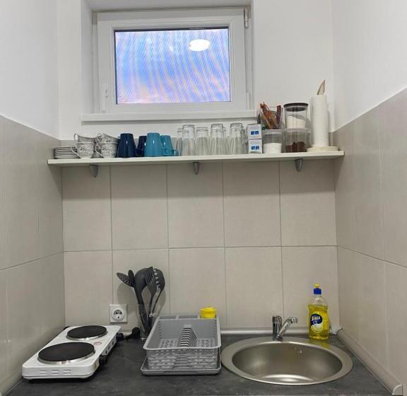 اتاق خانوادگی با سرویس بهداشتی مشترک, Omis Rooms