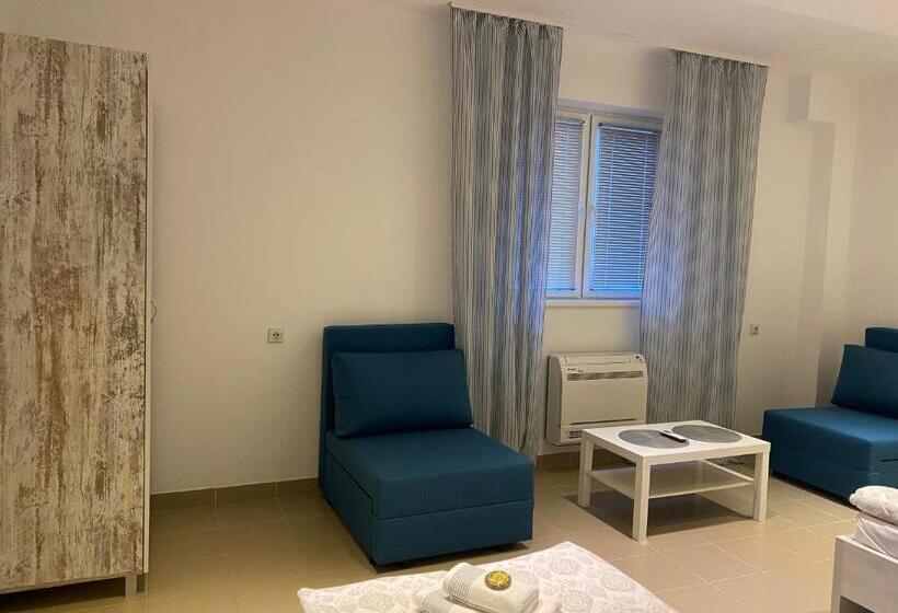 اتاق خانوادگی با سرویس بهداشتی مشترک, Omis Rooms