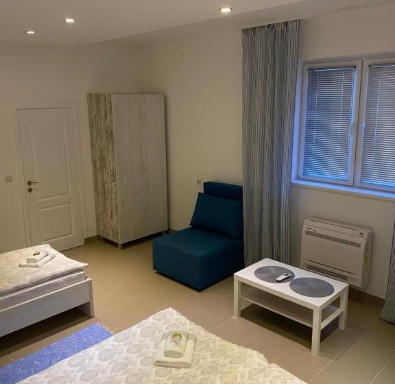 اتاق خانوادگی با سرویس بهداشتی مشترک, Omis Rooms