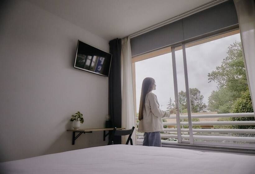 اتاق اکونومی, Zarey Hostel