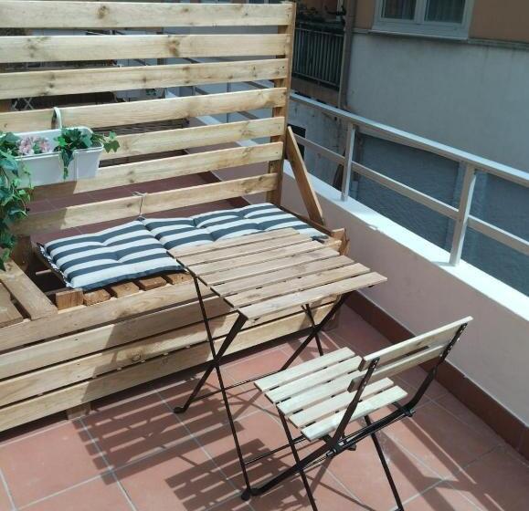اتاق لوکس با بالکن, Zarey Hostel