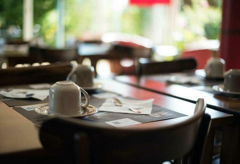 اتاق استاندارد سه نفره, Brit Hotel Du Perche