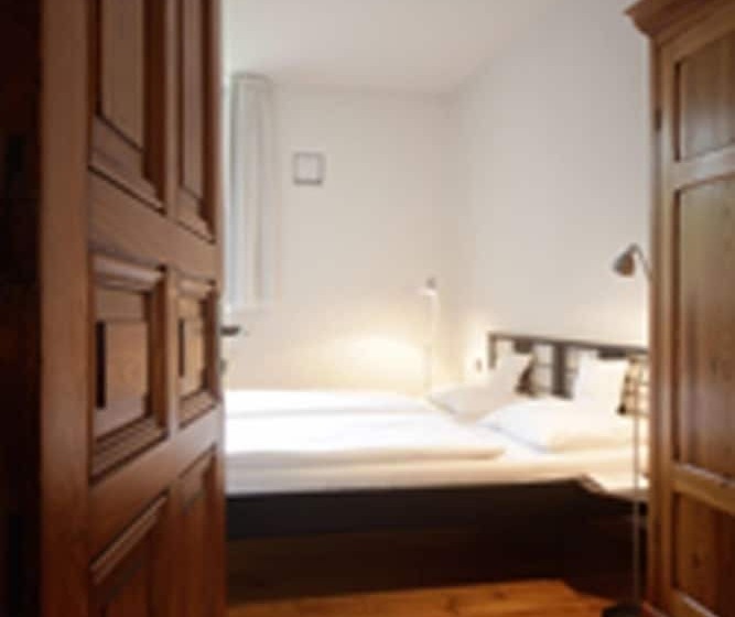 اتاق اکونومی, Mutterhaus Düsseldorf