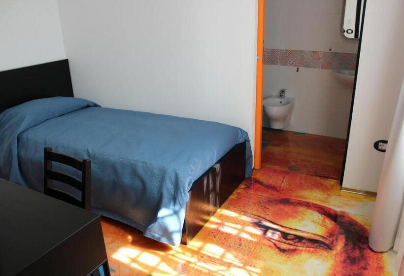 اتاق استاندارد یک نفره, Follow Me B&b