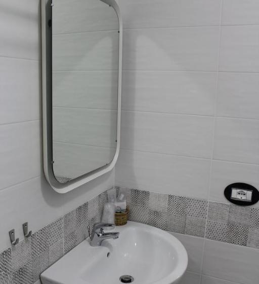 اتاق استاندارد سه نفره, Follow Me B&b