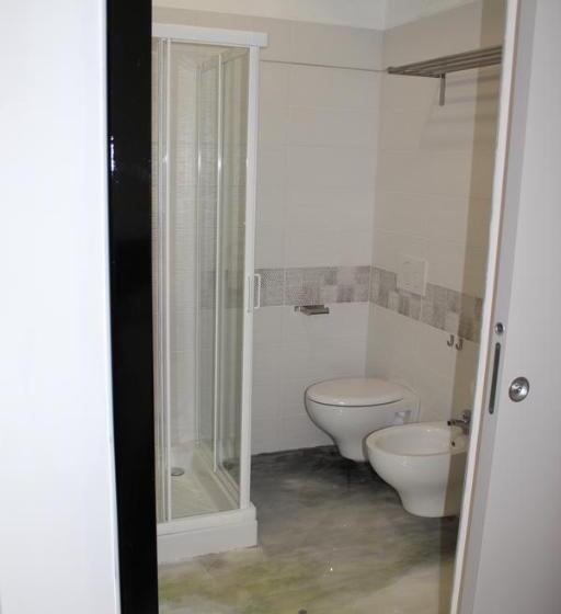 اتاق استاندارد سه نفره, Follow Me B&b