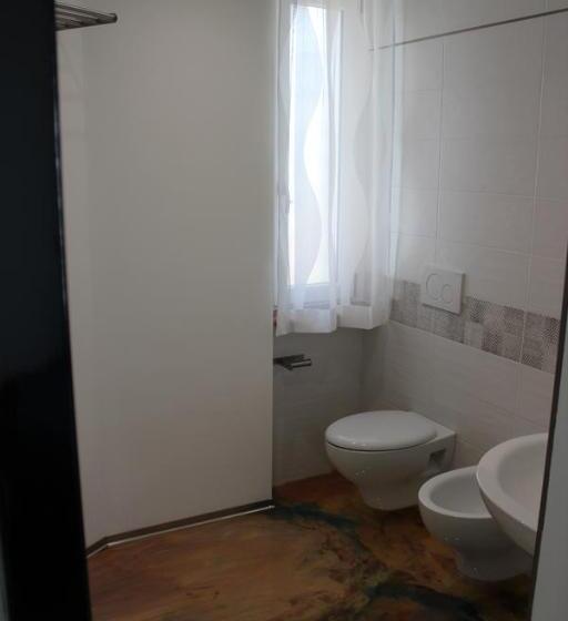 اتاق استاندارد یک نفره, Follow Me B&b