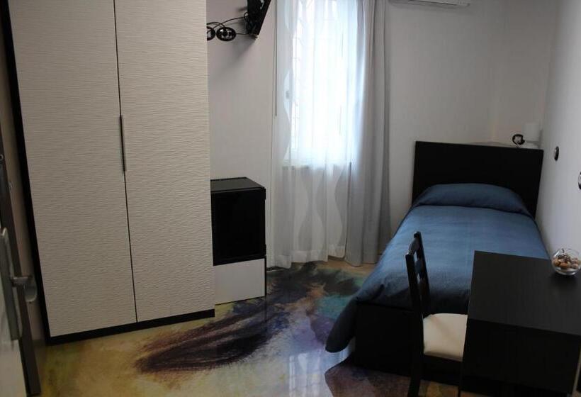 اتاق استاندارد یک نفره, Follow Me B&b