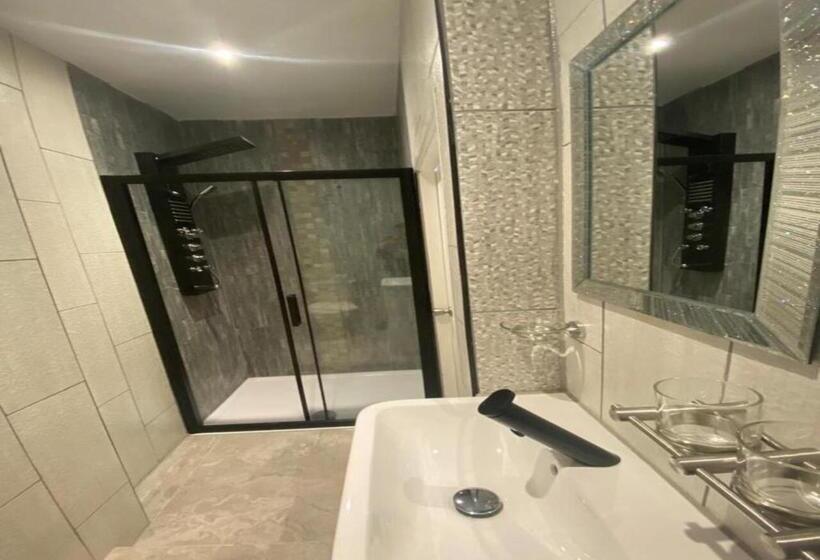 اتاق لوکس چهار تخته, Alexander Hotel Fully Refurbished All Rooms En Suite