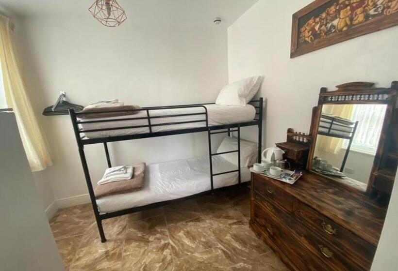 اتاق لوکس چهار تخته, Alexander Hotel Fully Refurbished All Rooms En Suite
