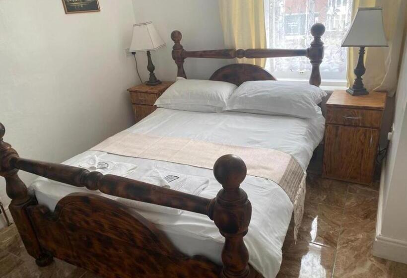 اتاق لوکس چهار تخته, Alexander Hotel Fully Refurbished All Rooms En Suite