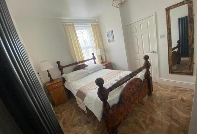 اتاق لوکس چهار تخته, Alexander Hotel Fully Refurbished All Rooms En Suite