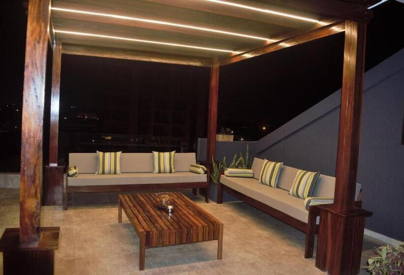 Suite with Terrace, Montecito Apartments