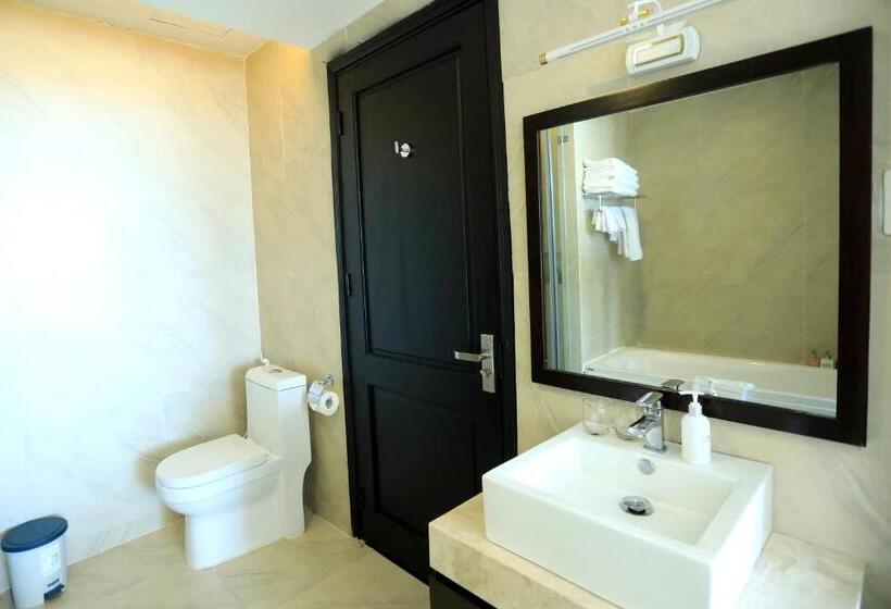 اتاق استاندارد چهارنفره با بالکن, Orson Hotel & Resort Con Dao