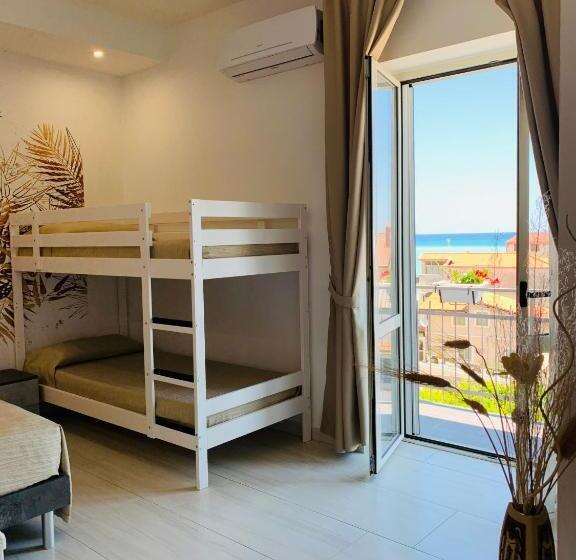 اتاق استاندارد چهار تخته با چشم‌انداز دریا, B&b Birillo