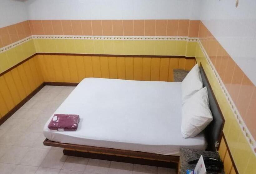 اتاق اکونومی, โรงแรม444